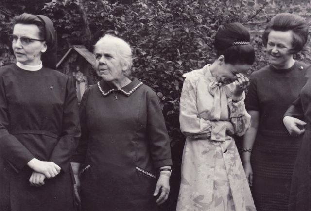 Ludo onthulde voor de familie zijn expliciete beeldhouwwerk 'De man die er klaar voor is'. Niet iedereen was mee.